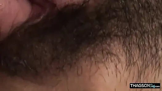 Vollbusige MILf weit gedehnt auf schlampiger couch und hämmert