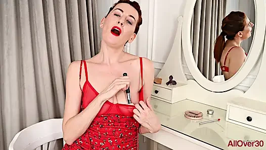 Супер Волосатая Милфа Мастурбирует Пальцами До Оргазма