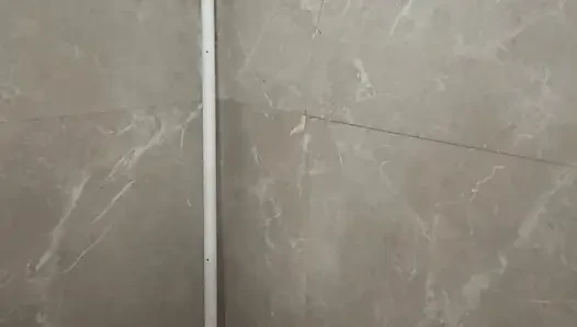 Горячая девушка купает обнаженную сексуальную девушку