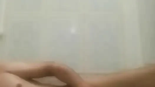Ateşli bir yarağın tadını çıkarıyor