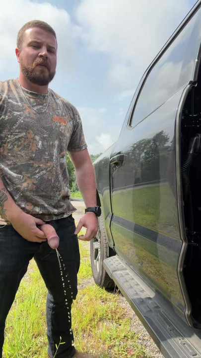 Garoto do interior mija no acostamento da estrada