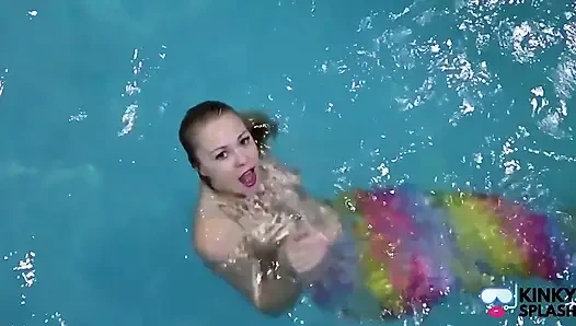 Пленная русалка соблазняет тебя в бассейне