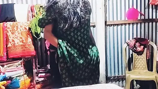 Persetubuhan hardcore dengan gadis kolase setelan hijau dengan payudara besar di kamar.