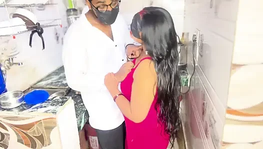 Üvey kız kardeş geceleri üvey erkek kardeşi tarafından sert sikiliyor