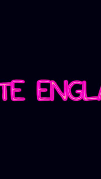 Kate England melutut, cergas dan menghisap zakar besar