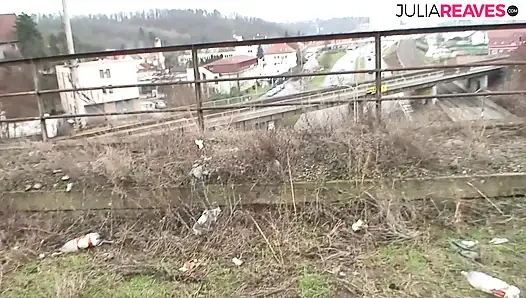 Возбужденная крошка получает сперму изо всех сисьок после жесткого траха по дорожке