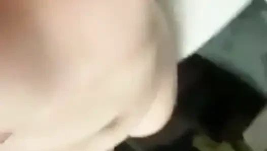 Gadis amputee memamerkan tubuhnya