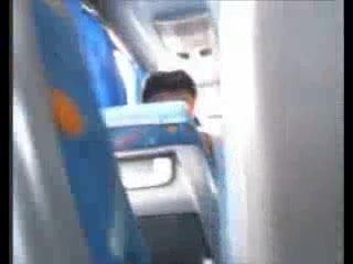 Amateur hottie dollen in de bus