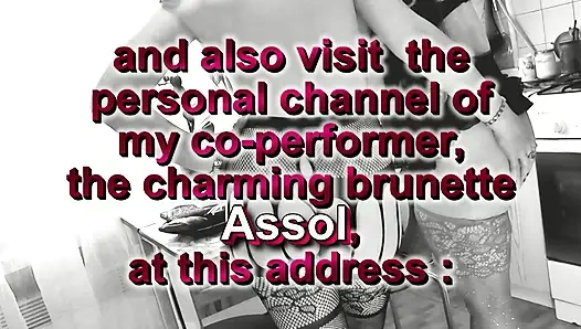 Две женщины Девушка на девушке лесбиянки в эротическом белье кухне целуются и готовят суши сэндвич. Фетиш Чулки большая попка Милф Секссекс