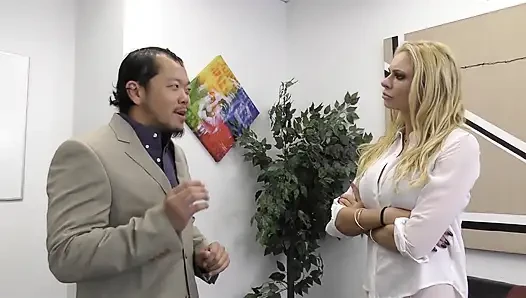 Blowjob dominan di kantor oleh wanita pengisap milf buta yang aneh karena Lenny bingung.