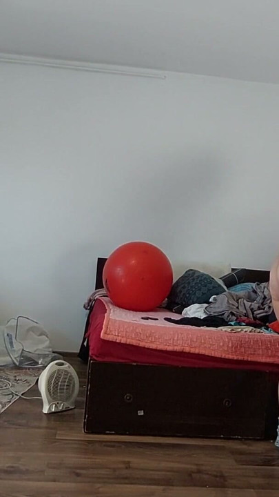 Gorąca żona ma zabawę przymierzając ubrania, które kroi. Seksowna mama tańczy nago w domu. | Klip 1