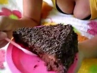 Бразильська дівчина їсть торт із спермою