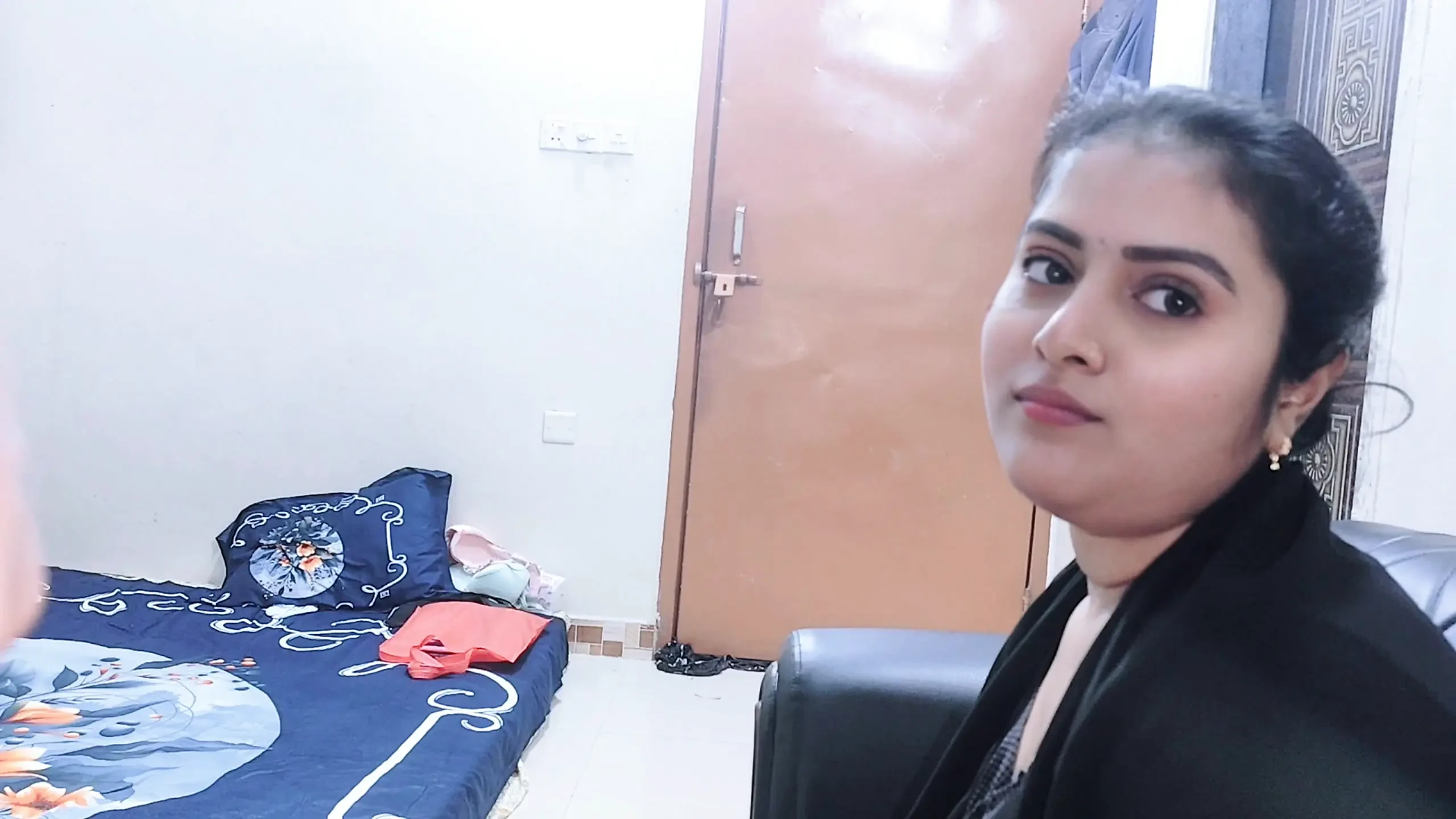 Eshita.漂亮的裁缝女孩来到我家，教我如何硬操。
