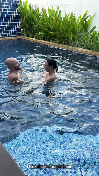 Día En La Piscina: Esposa Tetona Divirtiéndose Con Su Amante Tetas Grandes, Sol Y Gran Polla