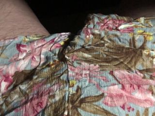 Diversión en pantalones cortos florales (muchos días de esperma)