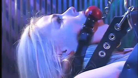 Büyük yaraklı adam bu lateks kölenin sıkı amına ve ağzına yarağını sikiyor