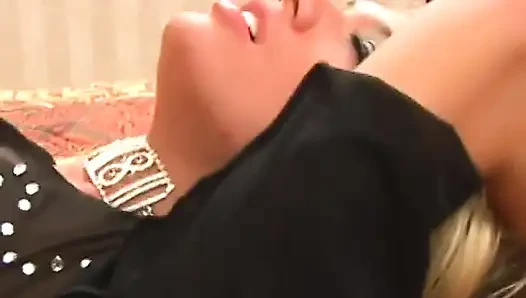 Uzun ince bacaklı sarışın yatakta sikiliyor