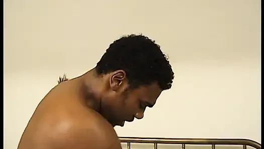 Azgın nine zenci adamın yarağını yalıyor ve sikiyor