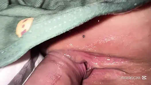 Sie hat eine sehr enge muschi unter diesem süßen höschen.