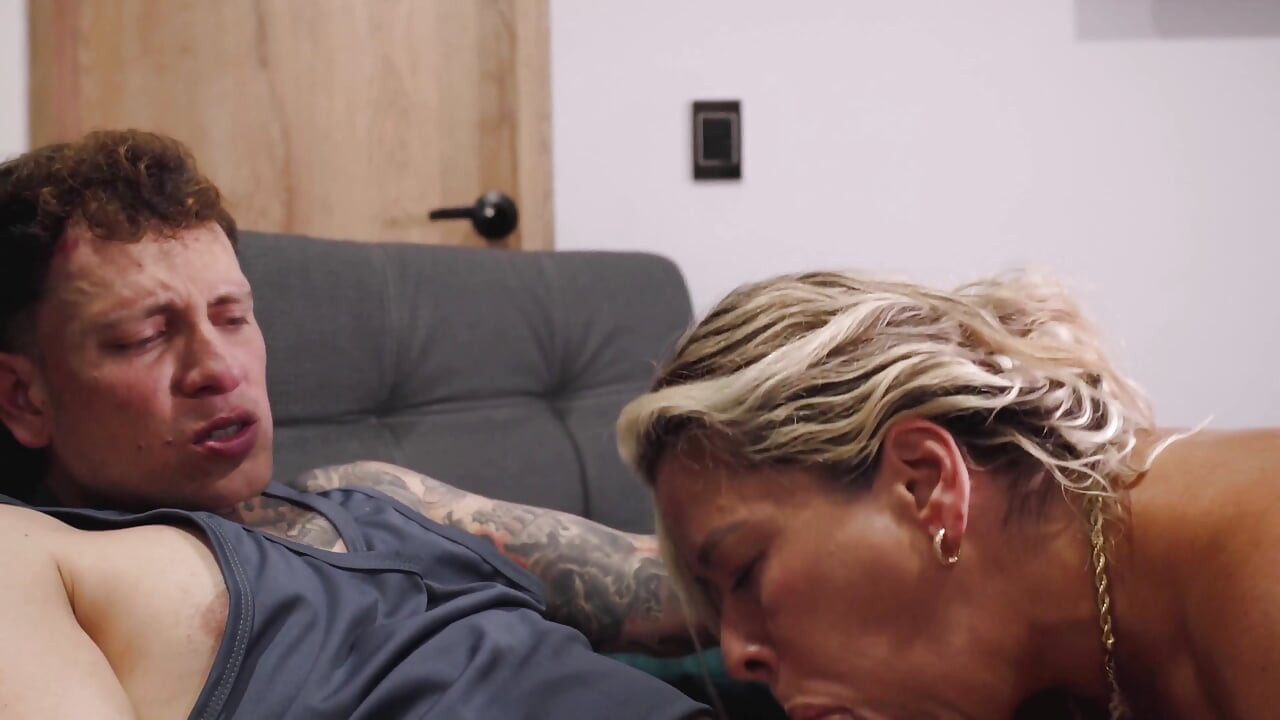 A Fake Gynecologist Examines a Lonely MILF