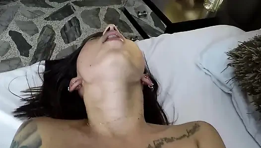 pov Saya melihat saudara tiri saya mengambil gambar untuk tiktok, dia menangkap saya dan saya menidurinya vagina panas dan susu saya di payudaranya