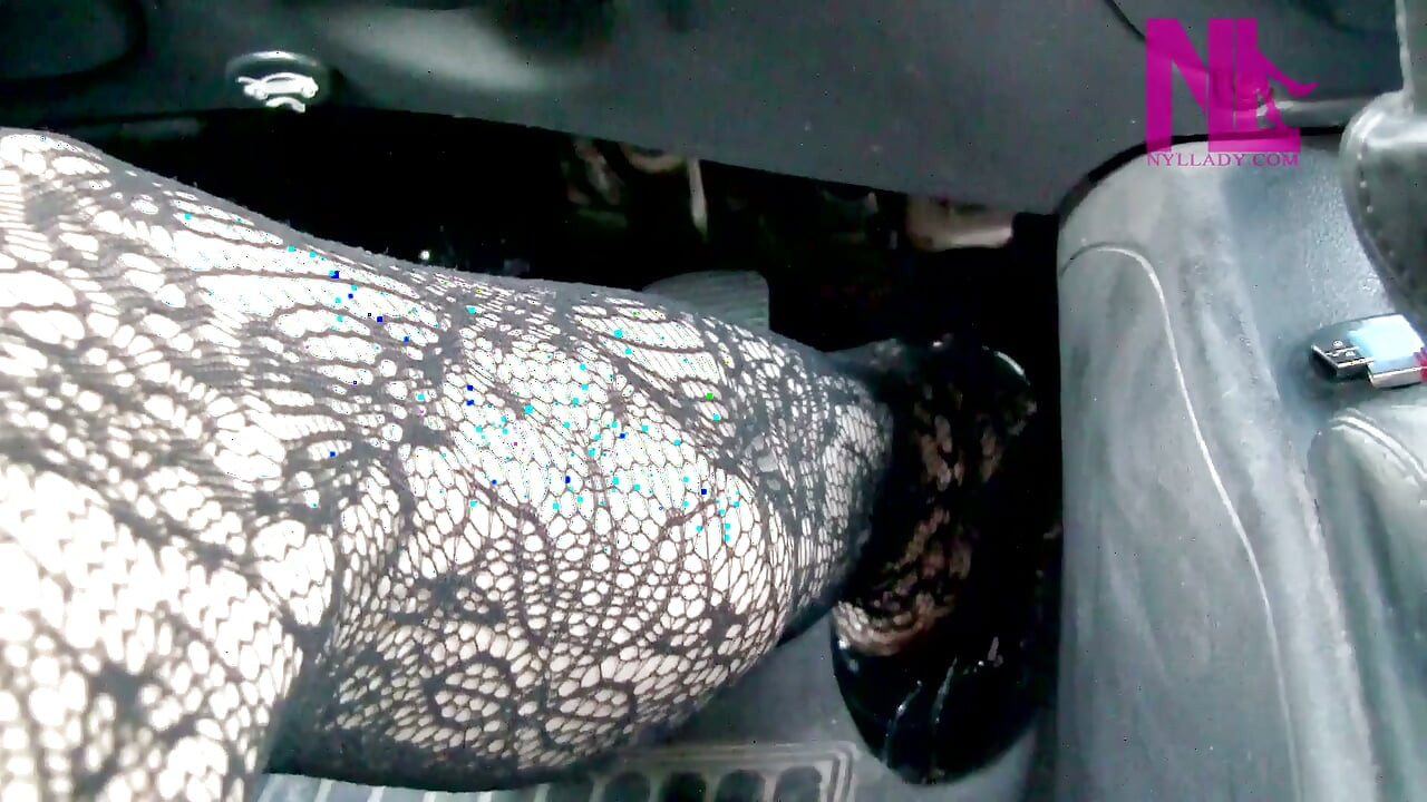 Bombeo de pedal sexy en medias de red florales negras
