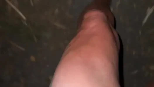 Ormanda geçen arabalarla çıplak mastürbasyon yapıyor ve gösteriş yapıyor