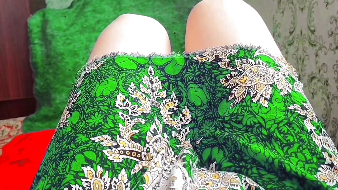 Prekrasan femboy pijucka sok od prugaste slame