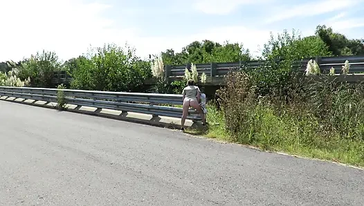 Patricia auf der brücke über die straße