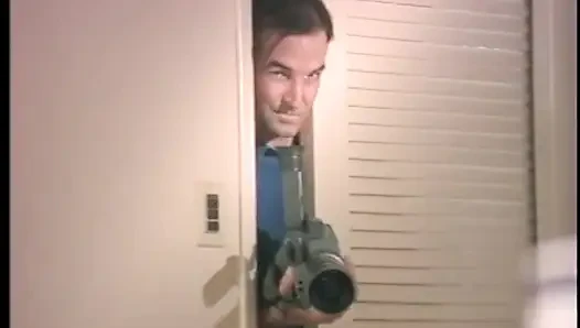 Kovboy sarışın sürtüğün göğüslerini dondurma yalıyor ve sonra onu yalıyor