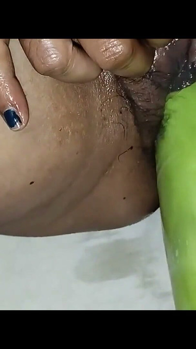 Mala pička i ogromni dildo jebu indijsku desi bhabhi | Isječak 1
