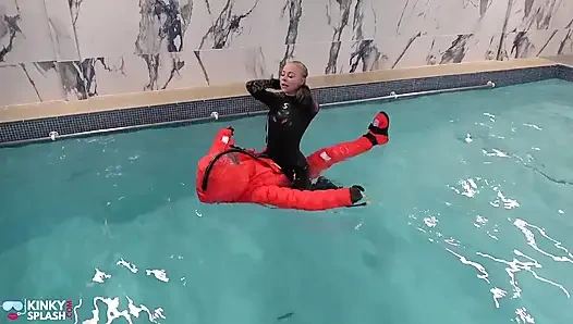 İnsan hayatı salı - şişirilmiş takım elbiseli köle havuzu hakimiyeti