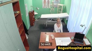Paciente checa follada durante examen por médico