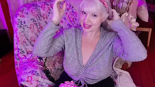 Открываю атласные трусики