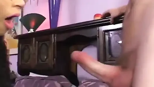 Cewek nakal dengan memek berbulu lagi asik ngangkang sambil ngangkang!