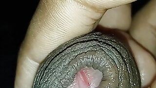 Grosse branlette cinghalaise et éjaculation