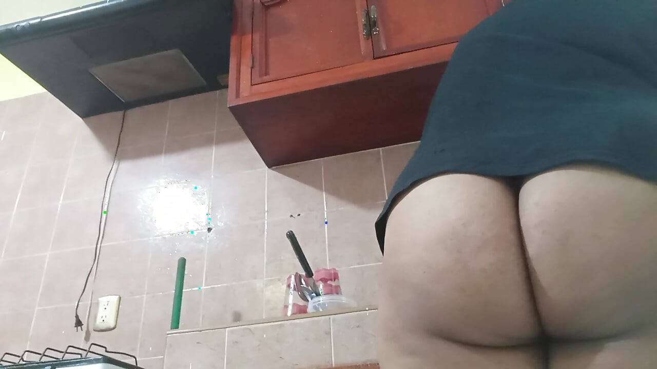 Mi manda un video mentre cammina in cucina in cachetero 2