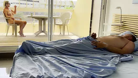 Çıplak evli kadın kocası sabah uyandığında sokakta çıplakları izliyor