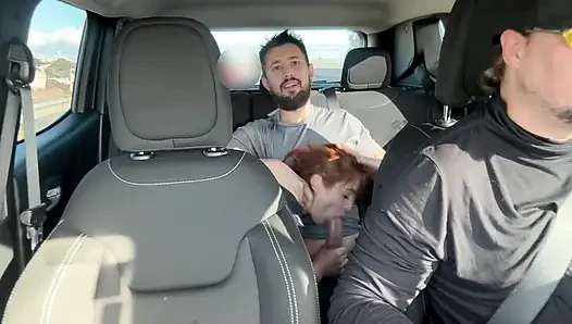 Aku mergokin pasangan kekasihku lagi memekku dan meninggalkan mereka di kursi belakang mobil