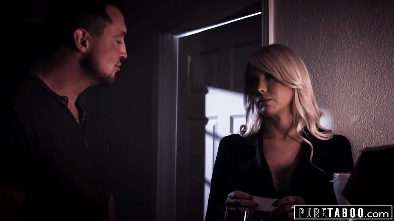 純粋なタブー、セクシートランスガールが悲しみの男をやる