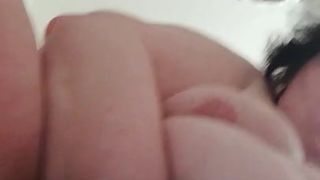 Jasmin la moche salope avec des gros seins se masturbe dans la salle de bain