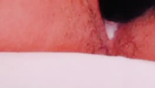 Asyalı genç kız tek başına vibratörle amını oynamayı seviyor