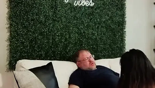 Селфи куколда - жена смотрит и снимает себя на видео, как делает себя куколдом младший 4'10 