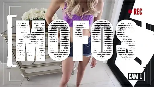 MOFOS - вядливые сиськи и сочная задница Sophia Leone делают секс у бассейна лучшей наградой за лето