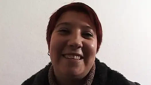 Пухлая рыжая шлюшка мастурбирует игрушкой ее волосатую пизду на кастинге