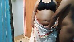 (Tamilische Desi Saree Pahne im heißen Einkaufszentrum) - 45 Jahre alte Nachbarin Tante wird beim Kehren des Hauses gefickt