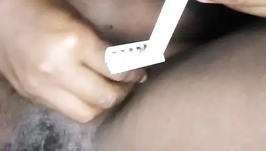 Azgın küçük amcığımı benimle tıraş et