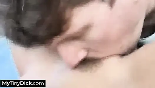 Eine sexy blonde MILF lutscht an seinem erbärmlichen kleinen schwanz