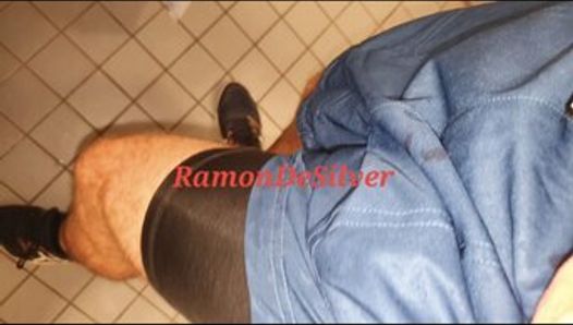 Il maestro Ramon piscia nei suoi nuovi pantaloncini sportivi sexy nel lavandino, delizioso champagne dorato