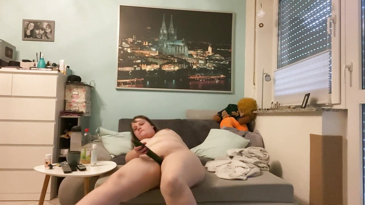 Đụ cái lồn nhỏ của tôi với một quả dưa chuột lớn